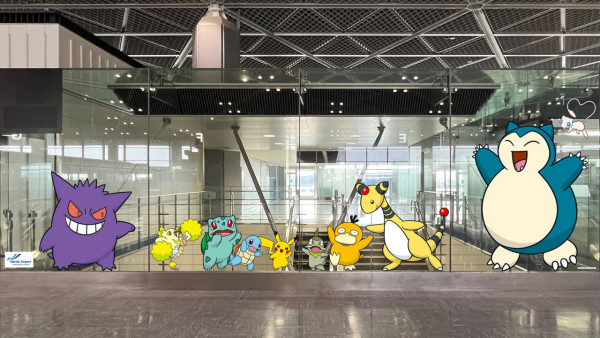 日本自由行2024 | 東京成田機場驚現比卡超牆  Pokémon 全員出動可愛度爆燈！小精靈陪你飛 