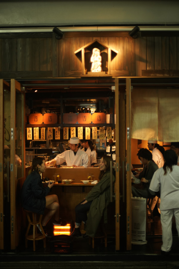 日本餐廳4大用餐禁忌！噴香水是大忌？「呢個行為」有可能被認定是間諜 