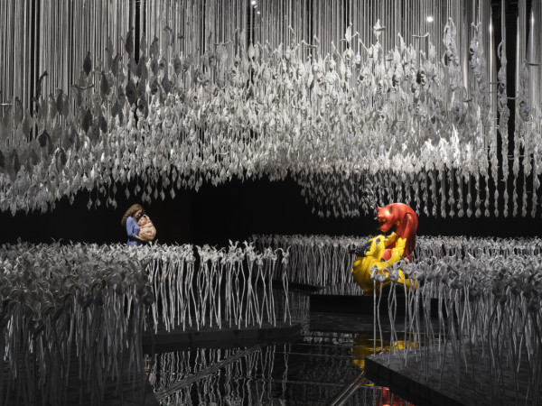 Patricia Piccinini超逼真混種生物雕塑展 4,500株花莖巨型裝置思考人工與自然