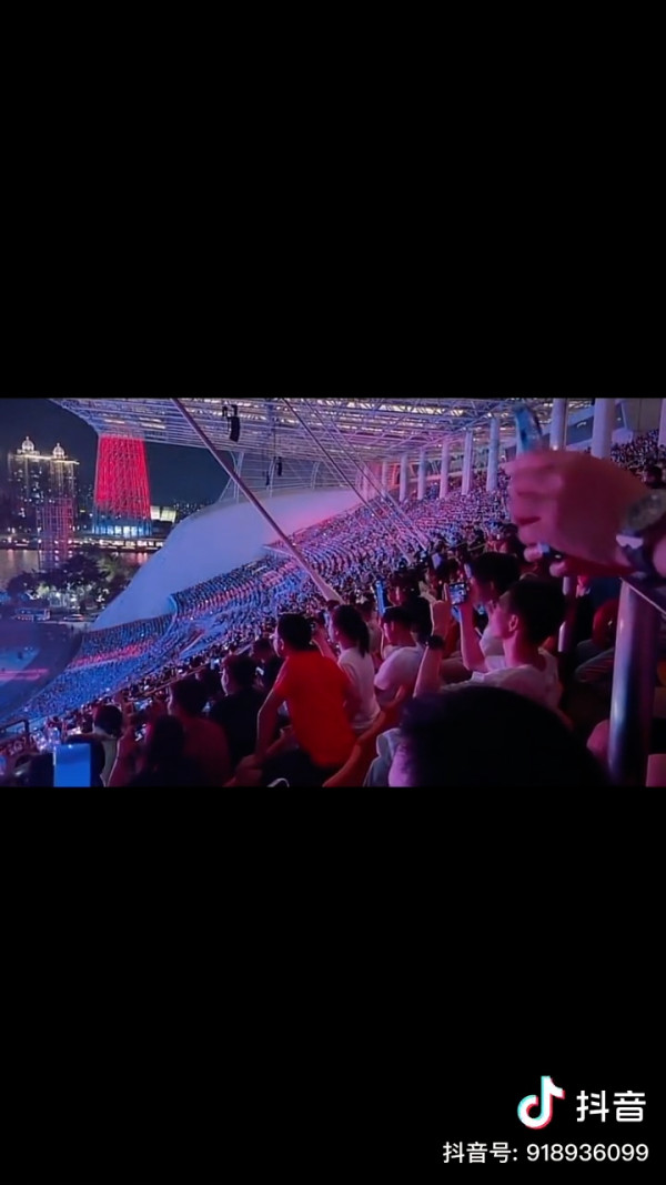楊千嬅相隔4年重啟巡迴演唱會！廣州開騷場外逼滿近10萬人 民眾打住麻將聽歌