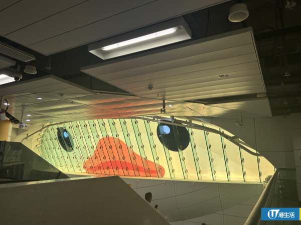 巨型黃鴨｜金鐘站6米高玻璃天幕化身巨大橡⽪鴨出⼝！黃鴨裝飾驚喜現身18個港鐵站+鴨仔主題電車