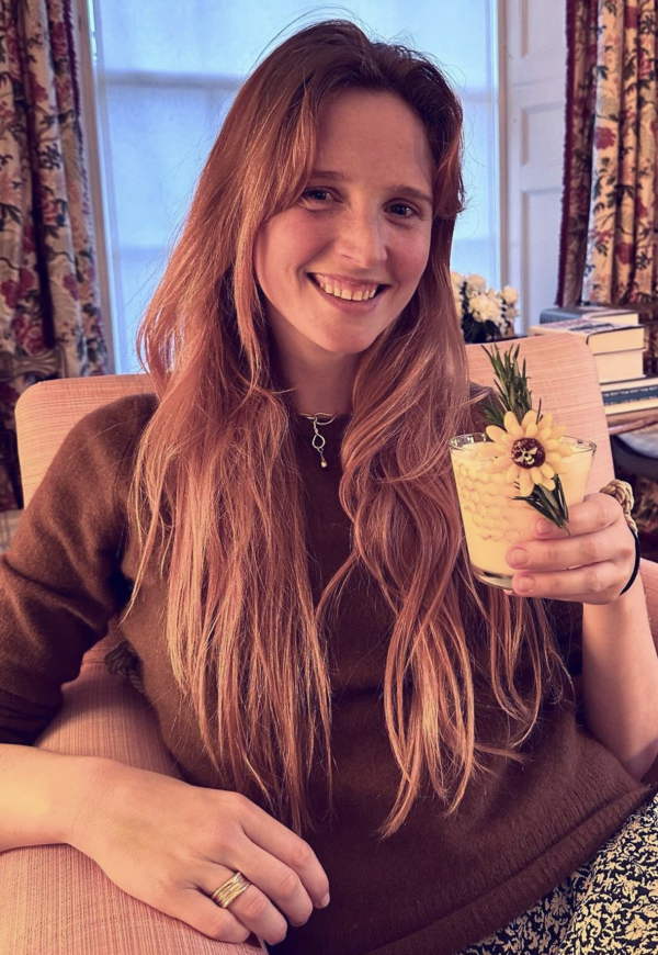 身為美藉英國女演員的她在戲中有著一頭粉色長髮再配上珊瑚色尾鰭，相當有靈氣。