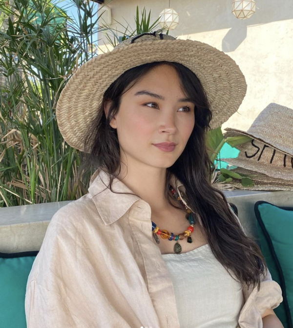 作為《小魚仙》中唯一的亞裔演員，Karolina過往較多演出短片類型作品。戲中粉橘色的尾鰭充滿中式感！