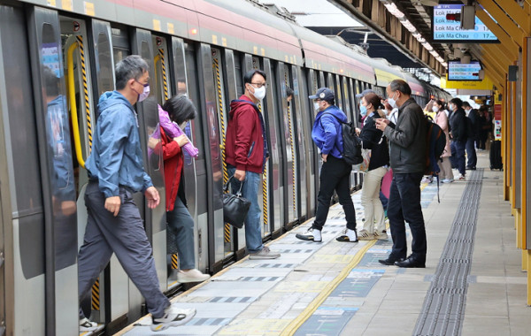 港鐵加價 6.25起票價升幅2.3%  8月一個星期六 半價乘車優惠