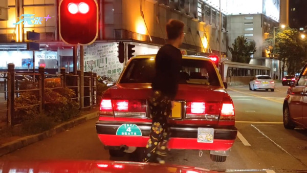 尖沙咀｜的士司機馬路上燈口位當街小便被公審 人有三急行去車尾攝時間屙篤尿惹爭議