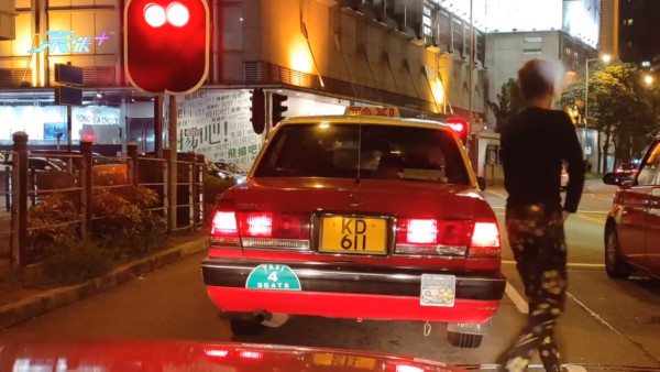 尖沙咀｜的士司機馬路上燈口位當街小便被公審 人有三急行去車尾攝時間屙篤尿惹爭議