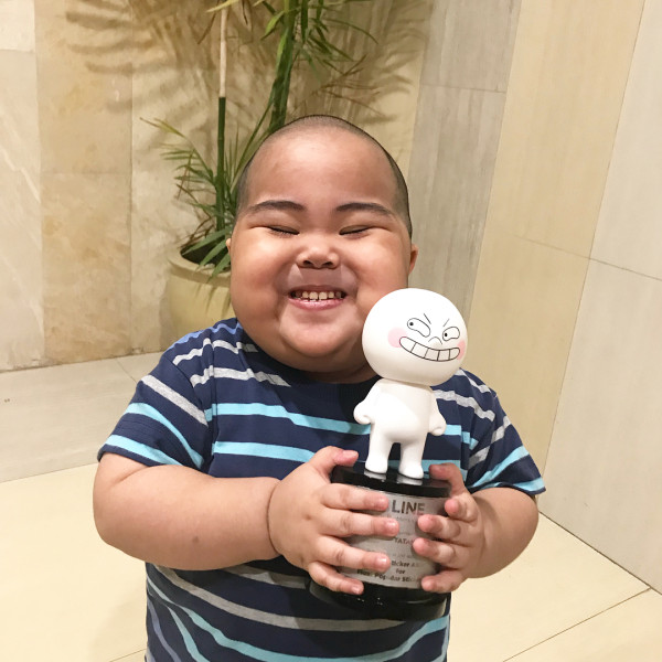 Stickers印尼肥仔Tatan11歲近照曝光!棄標誌性光頭!網民:認唔出!