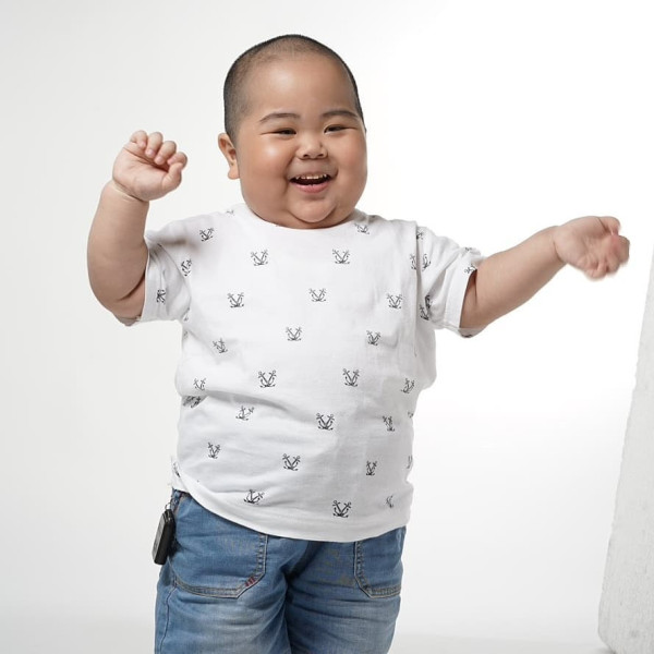 Stickers印尼肥仔Tatan11歲近照曝光!棄標誌性光頭!網民:認唔出!