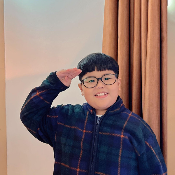 Stickers印尼肥仔Tatan11歲近照曝光!棄標誌性光頭!網民:認唔出!