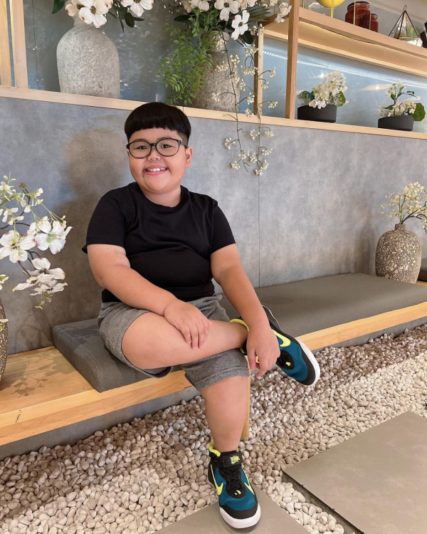 Stickers印尼肥仔Tatan11歲近照曝光!棄標誌性光頭!網民:認唔出!