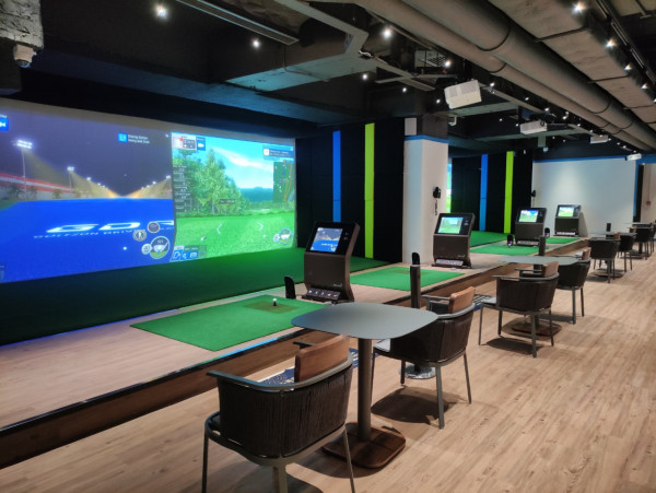 室內高爾夫球場GolfZon GreenLive Hong Kong（圖片來源：GolfZon GreenLive Hong Kong）