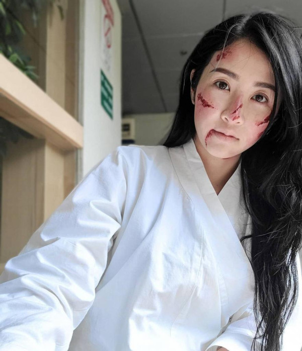 35歲東張女神利穎怡突宣布已離開《東張西望》 遇襲案官非纏身患「鬼剃頭」轉型做演員