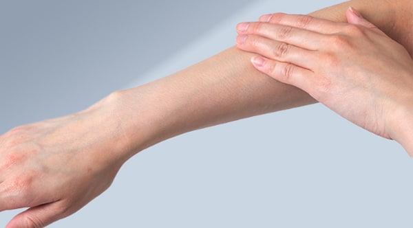 Step 5 用手掌以打圈動作均勻塗抹在皮膚上。