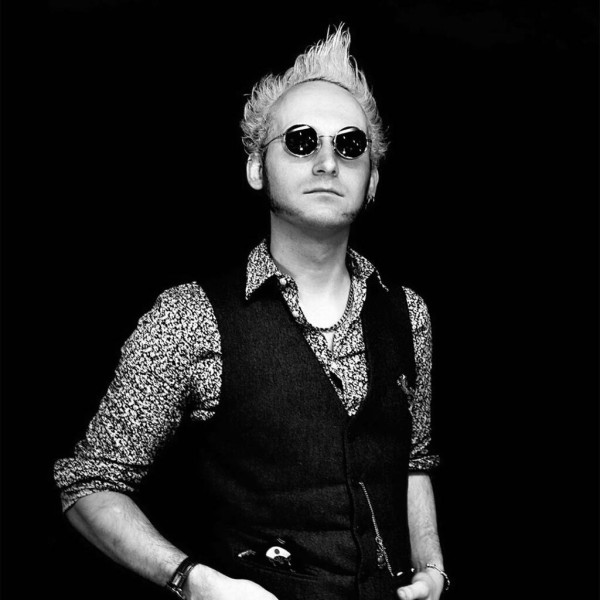 西班牙藝術家August Vilella潛意識作畫 與大眼角色感受「夏日微風」