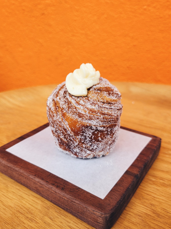 荃灣橙白色玩味Cafe「過日辰」  甜酸苦辣生吐司／菠椰菠蘿尾／牛角包鬆餅