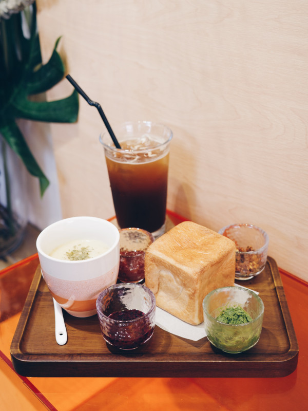 荃灣橙白色玩味Cafe「過日辰」  甜酸苦辣生吐司／菠椰菠蘿尾／牛角包鬆餅