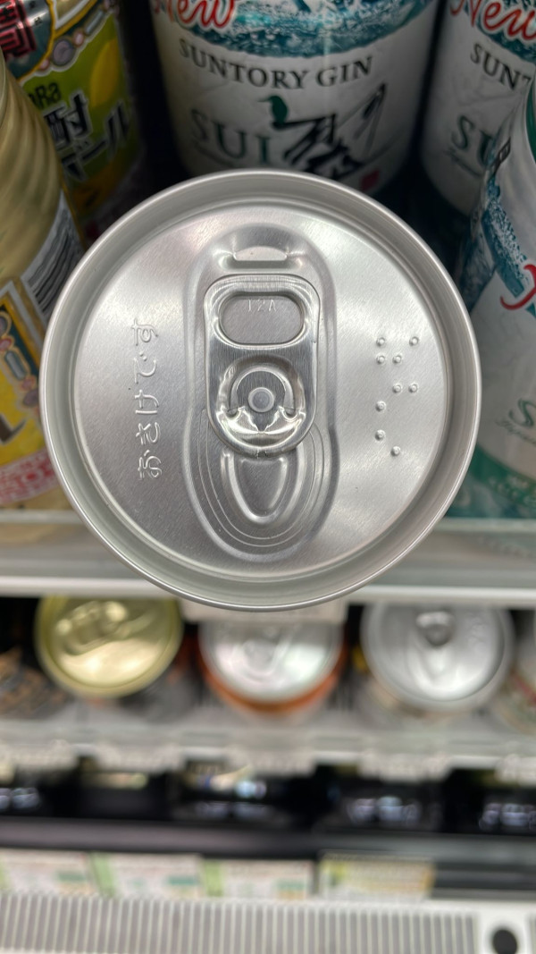 日本人超貼心！罐裝酒精飲品印上凸字 免失明人士買錯