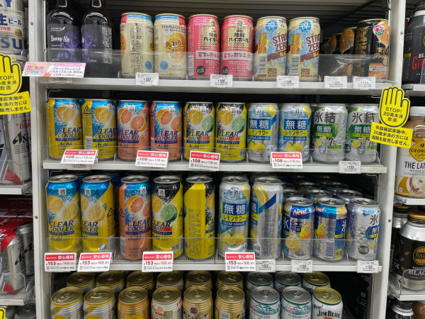 日本人超貼心！罐裝酒精飲品印上凸字 免失明人士買錯