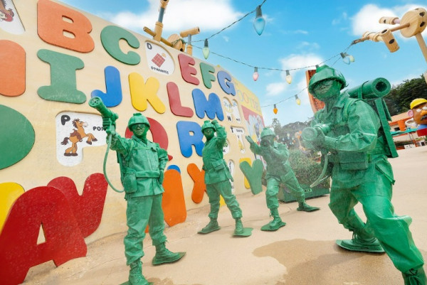 香港迪士尼樂園丨記者帶你首日直擊全新夏日主題慶典活動！史迪仔領軍表演、Pixar水花派對回歸