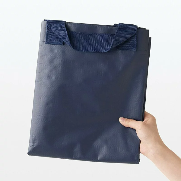1. PE 野餐墊袋  價錢：$80  網址：https://onlineshop.muji.com.hk/products/4550344598108    野餐墊和收納袋二合為一，完全攤開就係野餐墊，將底部扣起就變成一個手抽袋，超多變化！