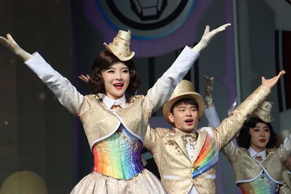 上海迪士尼「廁所卡」設限時惹爭議！女遊客超時需重新排隊 當場跪地崩潰大哭 