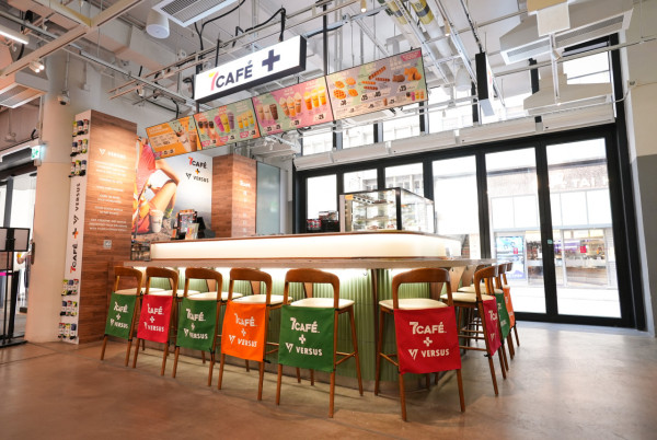 7CAFÉ＋VERSUS中環街市限定店！新出蜜桃熱情果椰子水／菠蘿椰子水美式咖啡／牛油果豆奶果昔＋換購VERSUS限量版運動襪
