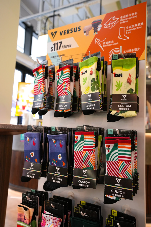 7CAFÉ＋VERSUS中環街市限定店！新出蜜桃熱情果椰子水／菠蘿椰子水美式咖啡／牛油果豆奶果昔＋換購VERSUS限量版運動襪