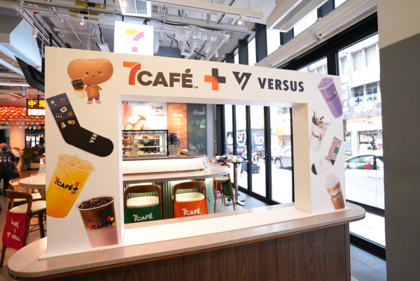 7CAFÉ＋VERSUS中環街市限定店！新出蜜桃熱情果椰子水／菠蘿椰子水美式咖啡／牛油果豆奶果昔＋換購VERSUS限量版運動襪
