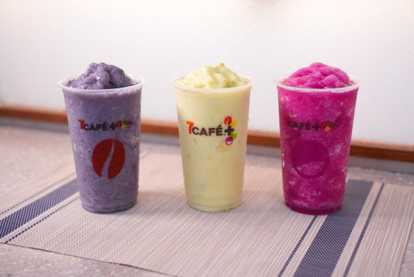 7CAFÉ＋VERSUS中環街市限定店！新出蜜桃熱情果椰子水／菠蘿椰子水美式咖啡／牛油果豆奶果昔＋換購VERSUS限量版運動襪