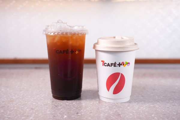 7CAFÉ＋VERSUS中環街市限定店！新出蜜桃熱情果椰子水／菠蘿椰子水美式咖啡／牛油果豆奶果昔＋換購VERSUS限量版運動襪