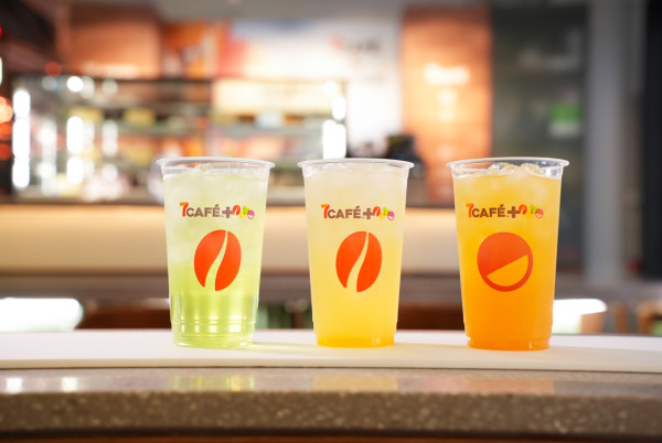 7CAFÉ＋VERSUS中環街市限定店！新出蜜桃熱情果椰子水／菠蘿椰子水美式咖啡／牛油果豆奶果昔＋換購VERSUS限量版運動襪
