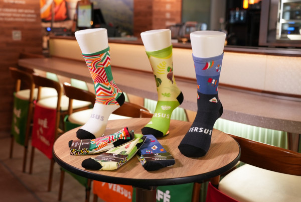 7CAFÉ＋VERSUS中環街市限定店！新出蜜桃熱情果椰子水／菠蘿椰子水美式咖啡／牛油果豆奶果昔＋換購VERSUS限量版運動襪