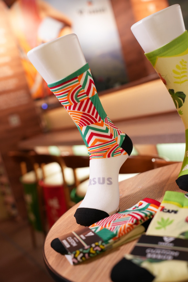 7CAFÉ＋VERSUS中環街市限定店！新出蜜桃熱情果椰子水／菠蘿椰子水美式咖啡／牛油果豆奶果昔＋換購VERSUS限量版運動襪