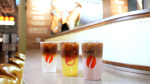 7CAFÉ＋VERSUS中環街市限定店！新出蜜桃熱情果椰子水／菠蘿椰子水美式咖啡／牛油果豆奶果昔＋換購VERSUS限量版運動襪