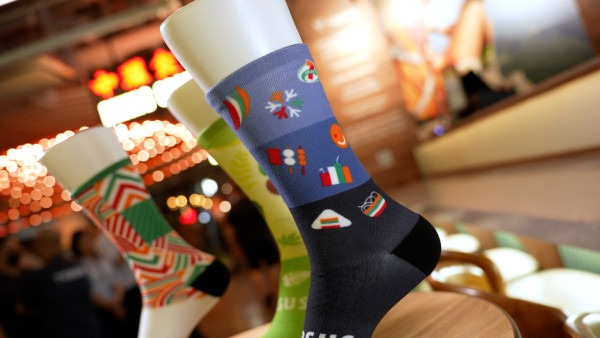 7CAFÉ＋VERSUS中環街市限定店！新出蜜桃熱情果椰子水／菠蘿椰子水美式咖啡／牛油果豆奶果昔＋換購VERSUS限量版運動襪