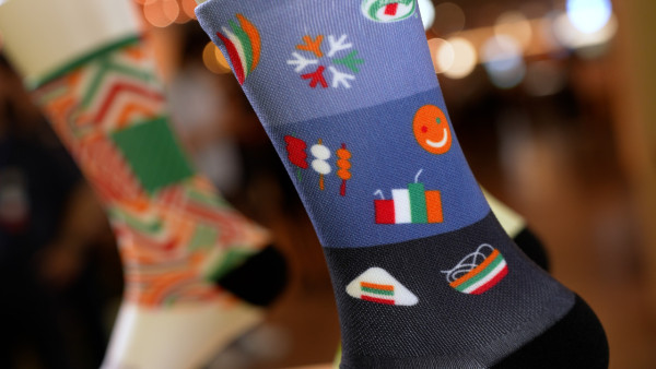 7CAFÉ＋VERSUS中環街市限定店！新出蜜桃熱情果椰子水／菠蘿椰子水美式咖啡／牛油果豆奶果昔＋換購VERSUS限量版運動襪