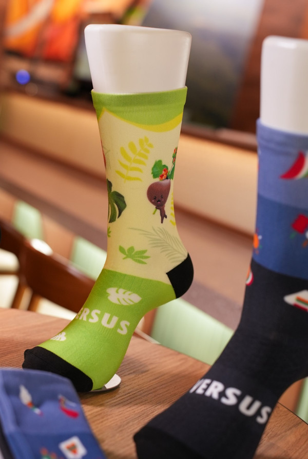 7CAFÉ＋VERSUS中環街市限定店！新出蜜桃熱情果椰子水／菠蘿椰子水美式咖啡／牛油果豆奶果昔＋換購VERSUS限量版運動襪