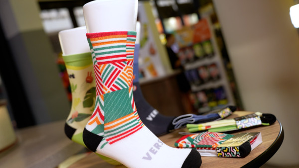 7CAFÉ＋VERSUS中環街市限定店！新出蜜桃熱情果椰子水／菠蘿椰子水美式咖啡／牛油果豆奶果昔＋換購VERSUS限量版運動襪