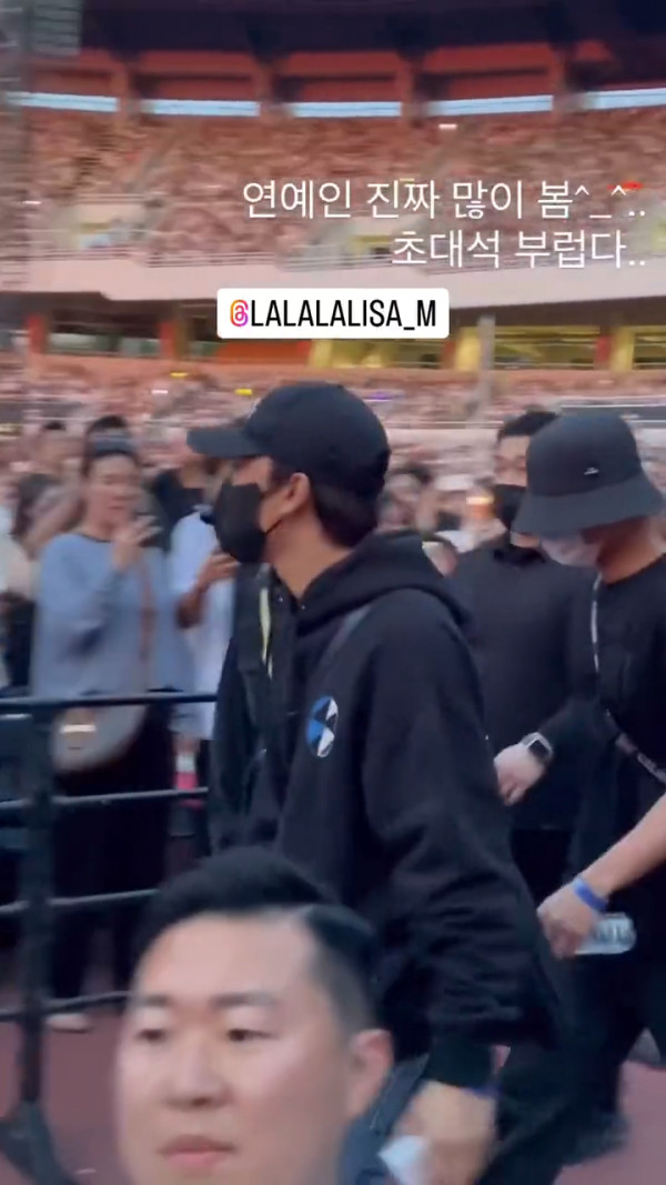 朴寶劍與香港影后鮑起靜慶生合照！姿勢親密關係惹網民驚訝！ 