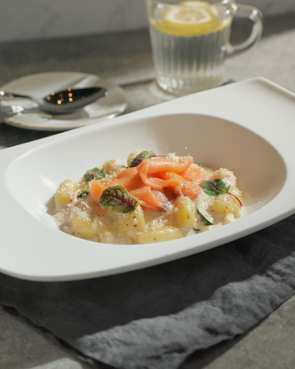 agnès b. CAFÉ推出夏日全新菜單！煙三文魚牛油果炒蛋窩夫／消暑沙冰茶飲