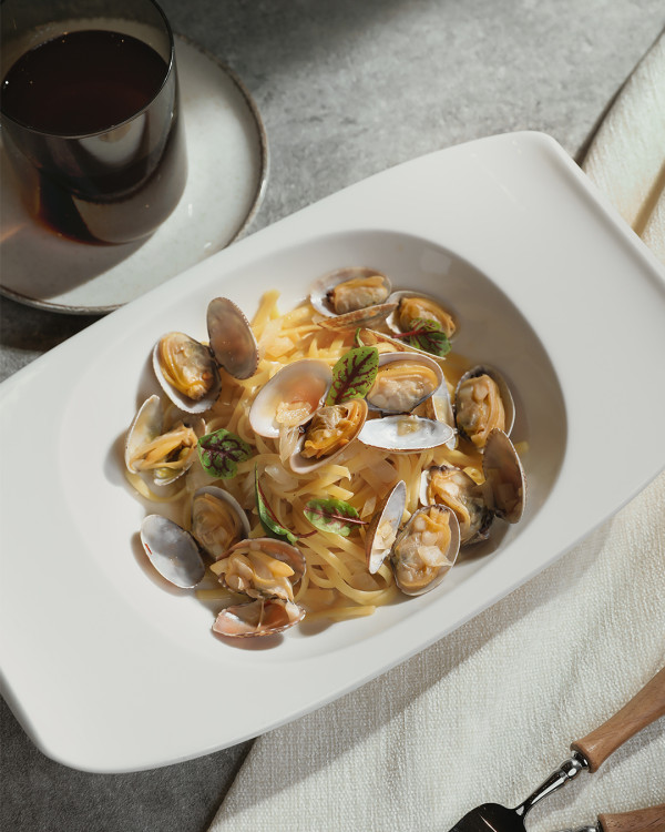 agnès b. CAFÉ推出夏日全新菜單！煙三文魚牛油果炒蛋窩夫／消暑沙冰茶飲