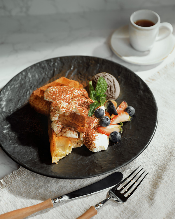 agnès b. CAFÉ推出夏日全新菜單！煙三文魚牛油果炒蛋窩夫／消暑沙冰茶飲