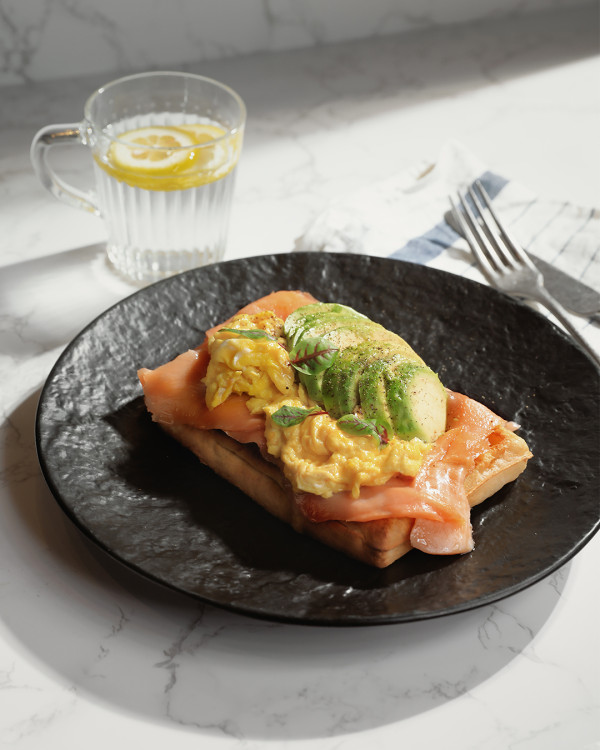 agnès b. CAFÉ推出夏日全新菜單！煙三文魚牛油果炒蛋窩夫／消暑沙冰茶飲