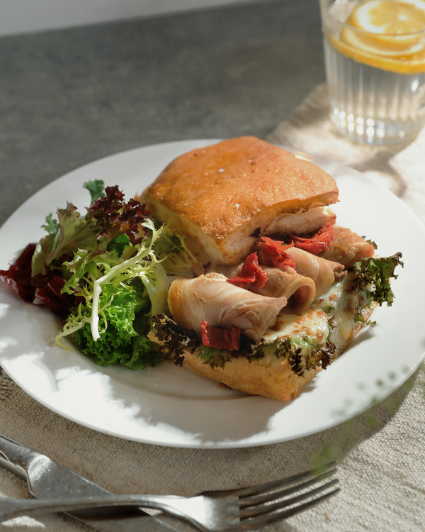 agnès b. CAFÉ推出夏日全新菜單！煙三文魚牛油果炒蛋窩夫／消暑沙冰茶飲