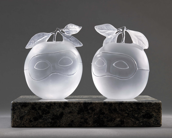 Lalique水晶雕塑重新演繹馬格利特名作 煙斗/蘋果/圓頂禮帽超現實符號立體登場