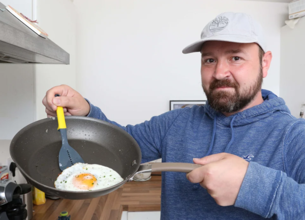 英國男網購減價名牌廚具　打開包裹發現貨不對辦超崩潰／妻子看見後哭笑不得