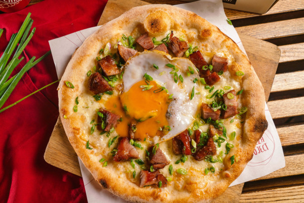 人氣Pizza店推出七月限定焦蜜叉燒薄餅！聯承本地新派叉燒料理餐廳／叉燒+太陽鴨蛋+煙燻水牛芝士