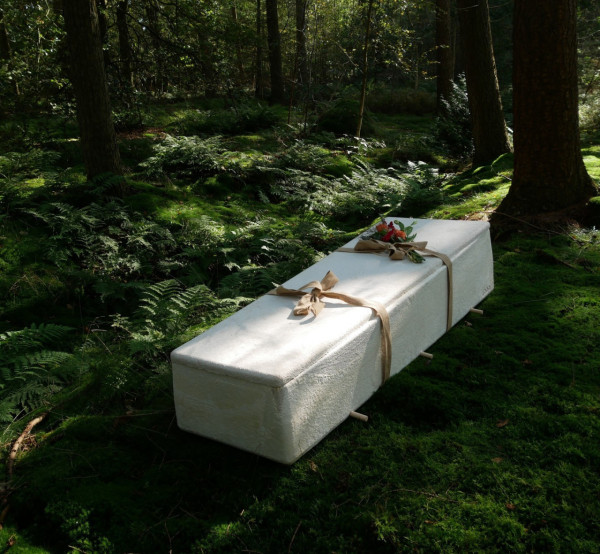 荷蘭新式環保棺材 45日自然分解  網民質疑：棺木比屍身快分解？咁點處理？