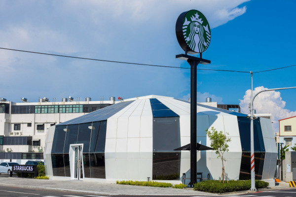 台南全新絕美Starbucks正式開幕！夢幻純白色建築設計、玻璃天幕可觀天空 