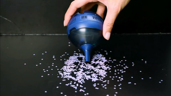 日本創意扭蛋 免充電迷你膠囊吸塵器 真係吸到擦膠碎？
